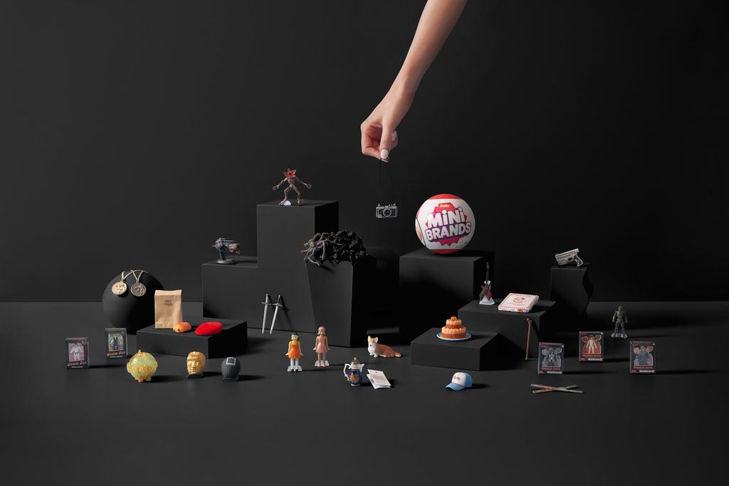 ZURU Mini Branded Netflix Capsule, Surprise Toy with Collectible Minis, Blind Packaging, Iconic Minis Themed to the Show (2 Capsules).