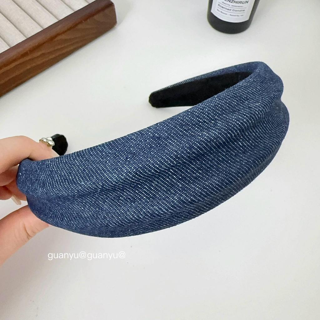 Dámská široká čelenka s džínovou texturou: Elegantní, Všestranný Vlasový Doplněk