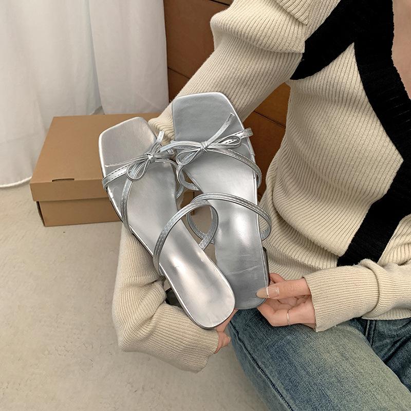 

Модный темперамент Белые туфли-шлепанцы на высоком каблуке с квадратным носком для женской летней носки 2025 новый универсальный увеличивающий рост крутой шлепанец 40 серебряный