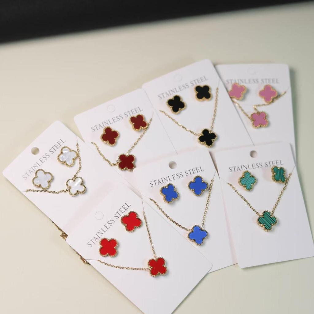 Set di Orecchini a Bottone e Collana con Quadrifoglio Fortunato - Versatile e Stiloso.