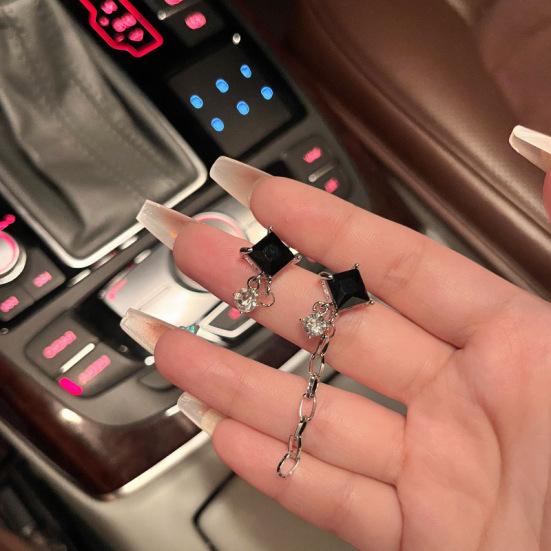 

Черные цирконовые асимметричные серьги