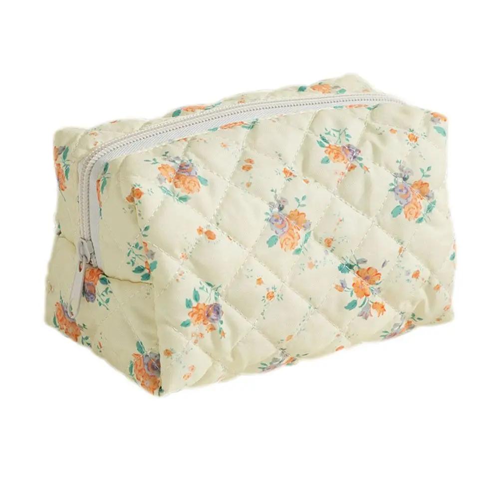 Cotton Quilted Makeup Bag Portable Checkered with Zipper Wash Bag Large Capacity Skincare Pouch Travel