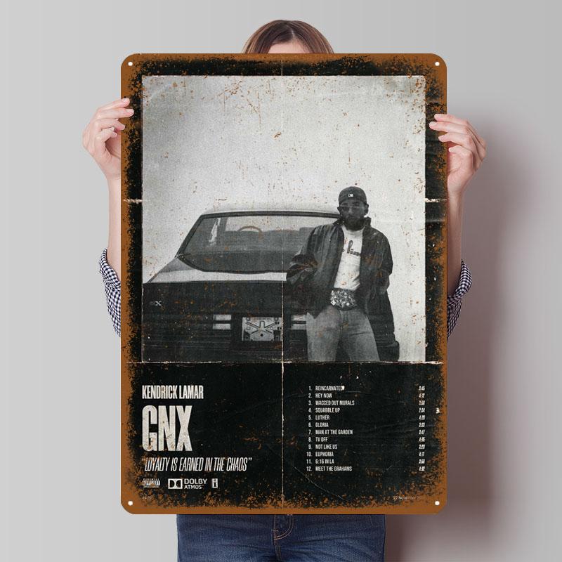 

Кендрик Ламар GNX Обложка Альбома Жестяные Вывески Музыкальный Постер Декор для Дома Индивидуальная Металлическая Вывеска для Украшения Стены Настенный Декор Бар 20x30cm（7.8x11.8inch）