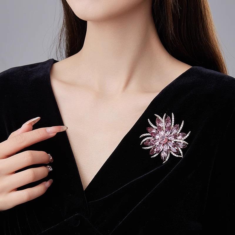 Luxuriöse und elegante Bauhinia-Brosche für Damen, hochwertig und exquisit, blendfreie Anstecknadel mit Schnalle, Korsage für Anzugjacke