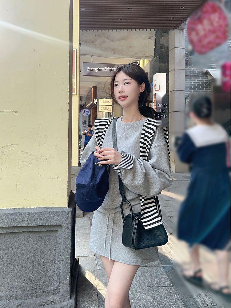 Koreanischer Farbblock-Streifenschal Zweiteiliges Set: Lockeres Langarm-Sweatshirt & High-Waist Kordelzug-Midirock für den Frühherbst