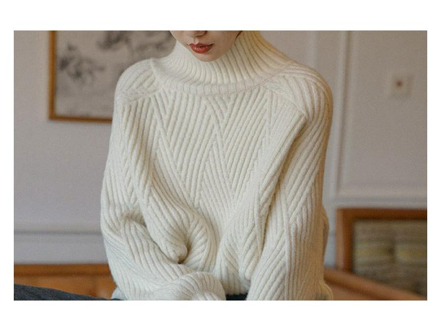 Women's Thick Knit High Neck Retro Sweater for Autumn and Winter.