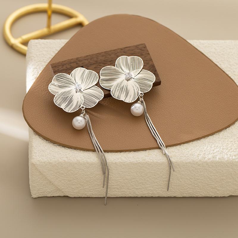 Modne kolczyki wiszące do biżuterii damskiej