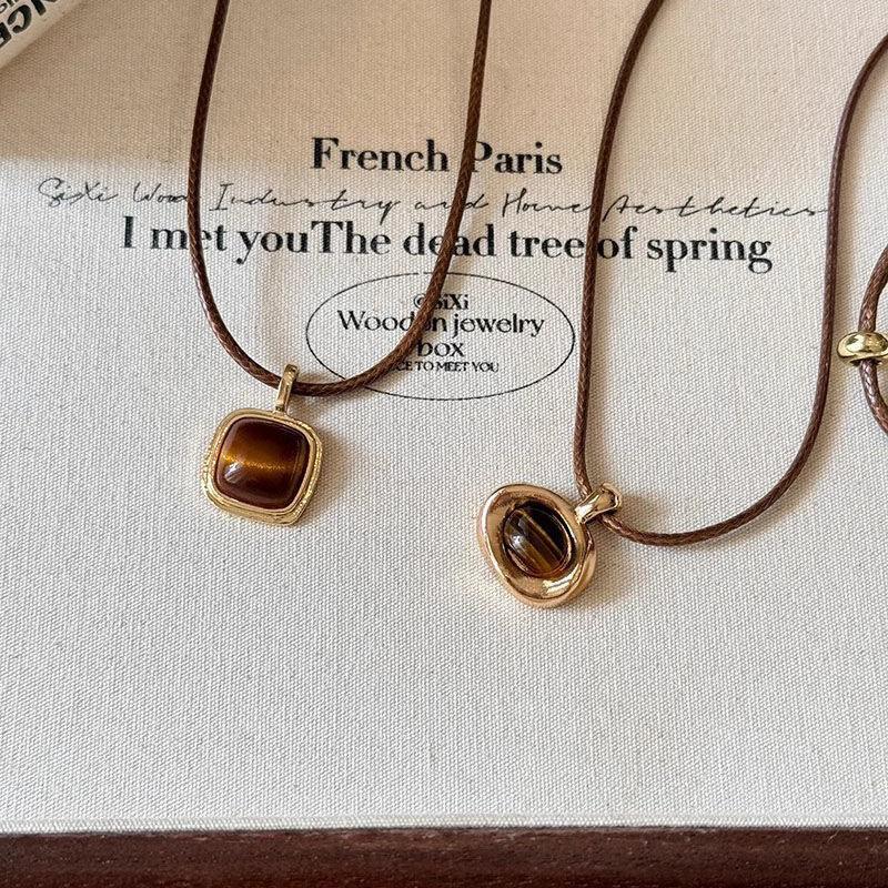 Autumn and winter tiger's eye stone leather rope pull necklace female Merad Yadan long sweater chain simple and fashionable collarbone chain