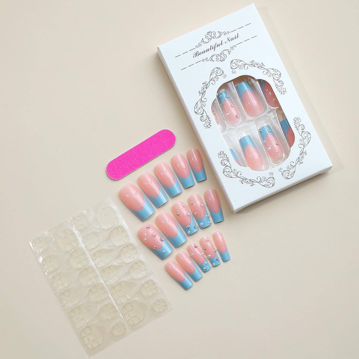 

Жемчужный французский прямоугольный маникюр с синими стразами – набор из 24 штук