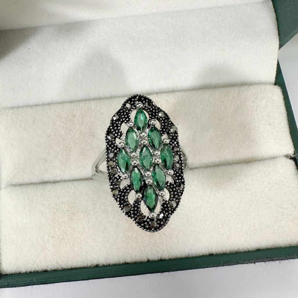 Elegante Anello Retro in Argento Thailandese con Granato Nero e Zirconi