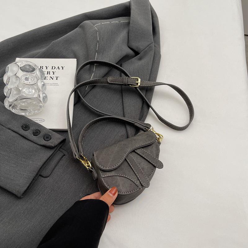 Retro Mini-Sattel-Umhängetasche: Europäischer & Amerikanischer Stil, Denim-Lippenstift-Design