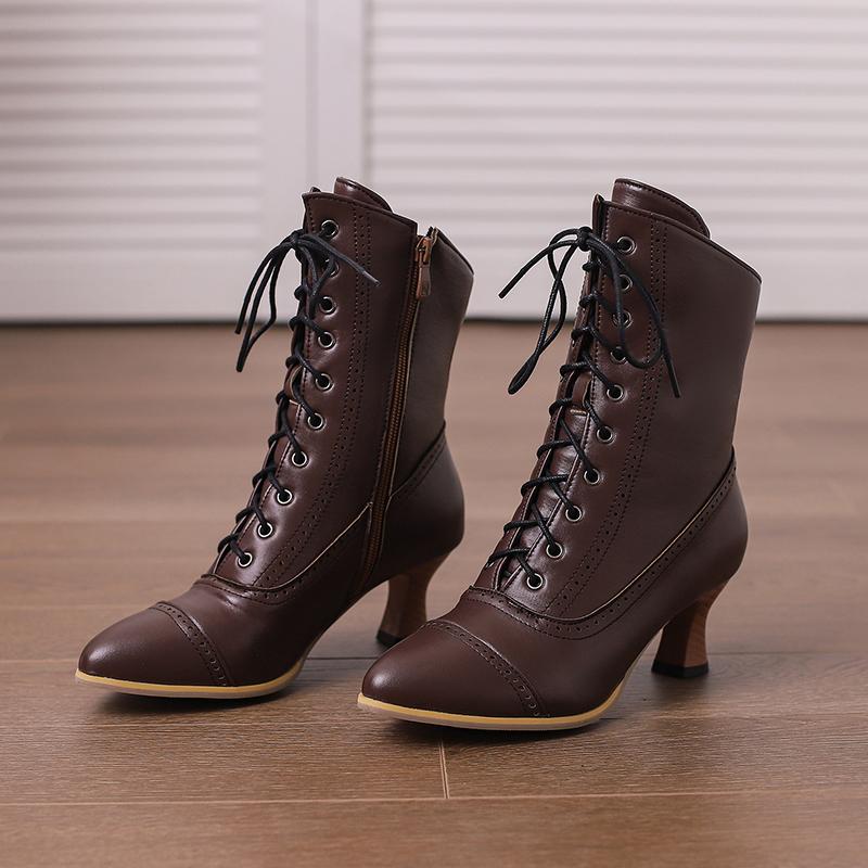 Korta klackskor för kvinnor Enfärgad spetsiga retro snidade korta stövlar Höst och vinter Nya stora kvinnor