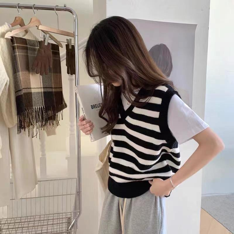 Autumn and Winter Black and White Strip Sweater Fashionable Versatile and Thin Loose Short-sleeved Vest