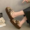 Herbst und Winter 2025 Koreanische Version High-End Home Office Leopardenmuster Dicksohlige Gürtelschnalle Taschenkopf Einwortige flauschige Baumwollpantoffeln Damen
