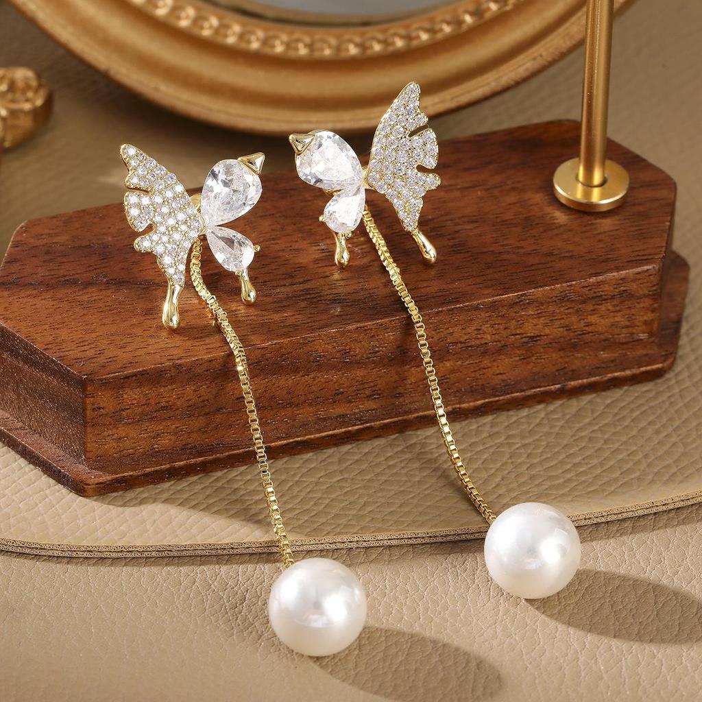 Elegant Two-Way Butterfly Pearl Tassel Earrings: Versatile, Slimming Studs for a Sweet, High-End Look.