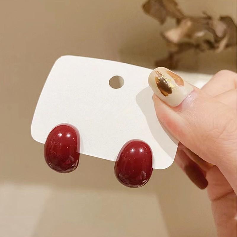 Hong Kong Retro Red Bean Earrings: Elegant Wine Red Studs, Hepburn-Inspired, Versatile, Fashionable Accessory.