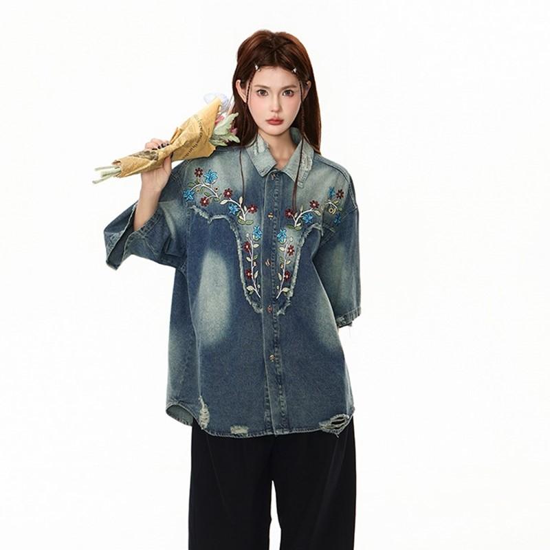 Übergroße Denim-Vintage-Stickerei-Blumenhemden und -blusen mit kurzen Ärmeln für Bluse. Lässige lockere Sommeroberteile für Damen mit Knopfleiste.