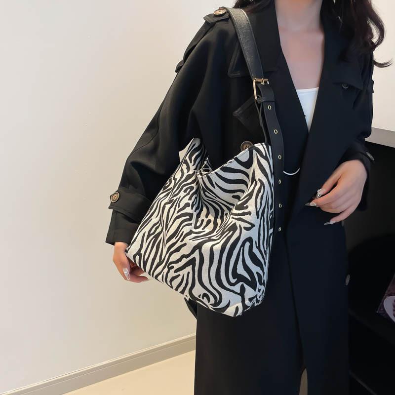 Crossbody Bag for Women Adjustable Strap Messenger Bag Large Capacity Retro Handbag Tote Bag for Work Travel