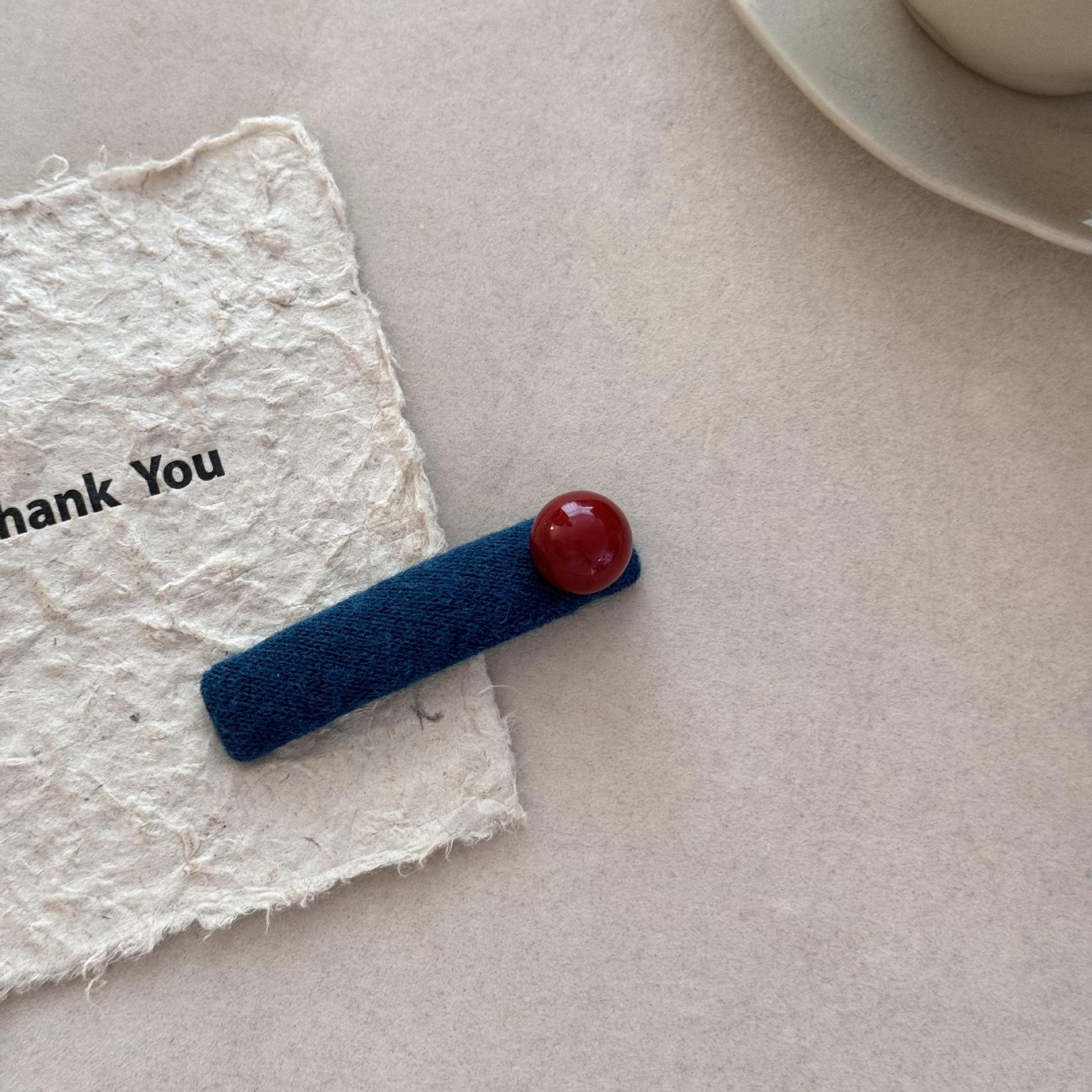 

Contrasting Red Bead Hair Clips for Women, A Niche Hair Accessory, Side Clips for Broken Hair, Bangs Clips, and Headwear 1PC