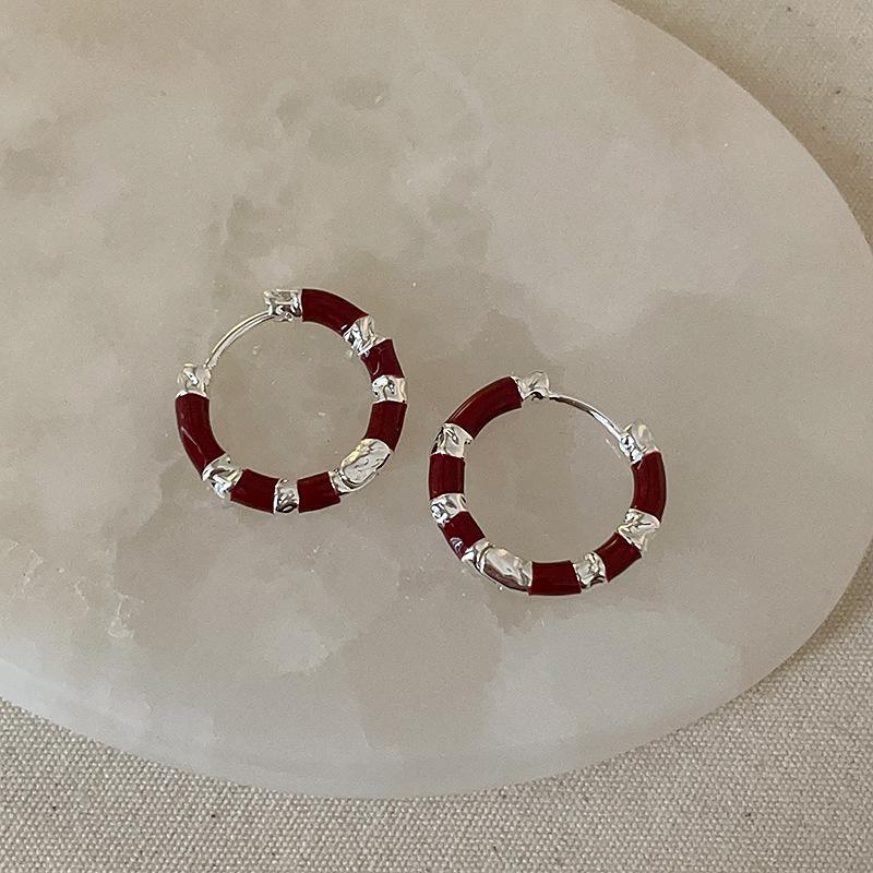 

Красные масляные полосатые металлические серьги Женский нишевый дизайн Чувство уникальности личности Мода Элегантность Универсальные серьги