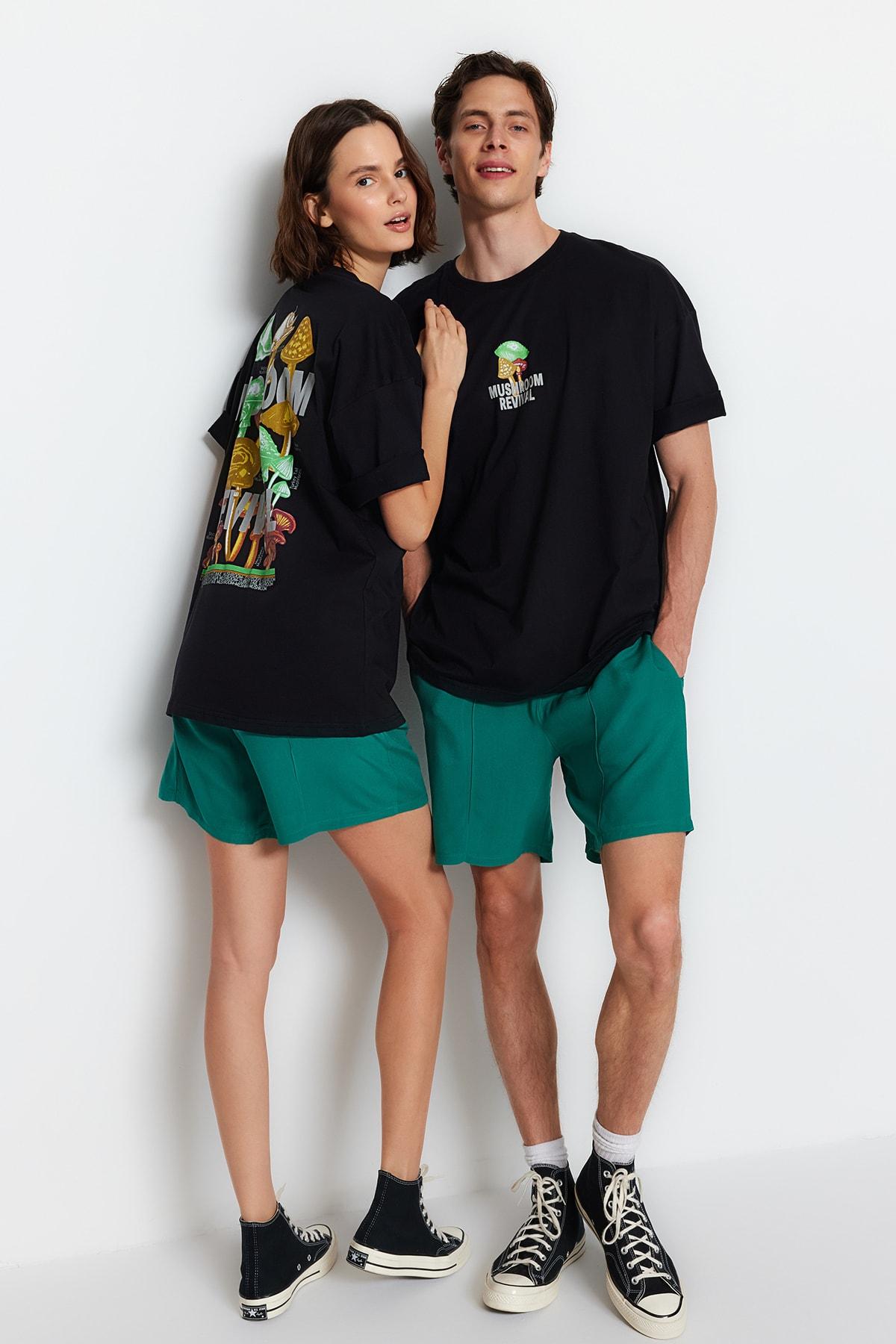 

Green Unisex Regular Fit Comfy Shorts With An Elastic Waist TMNSS23SR00054