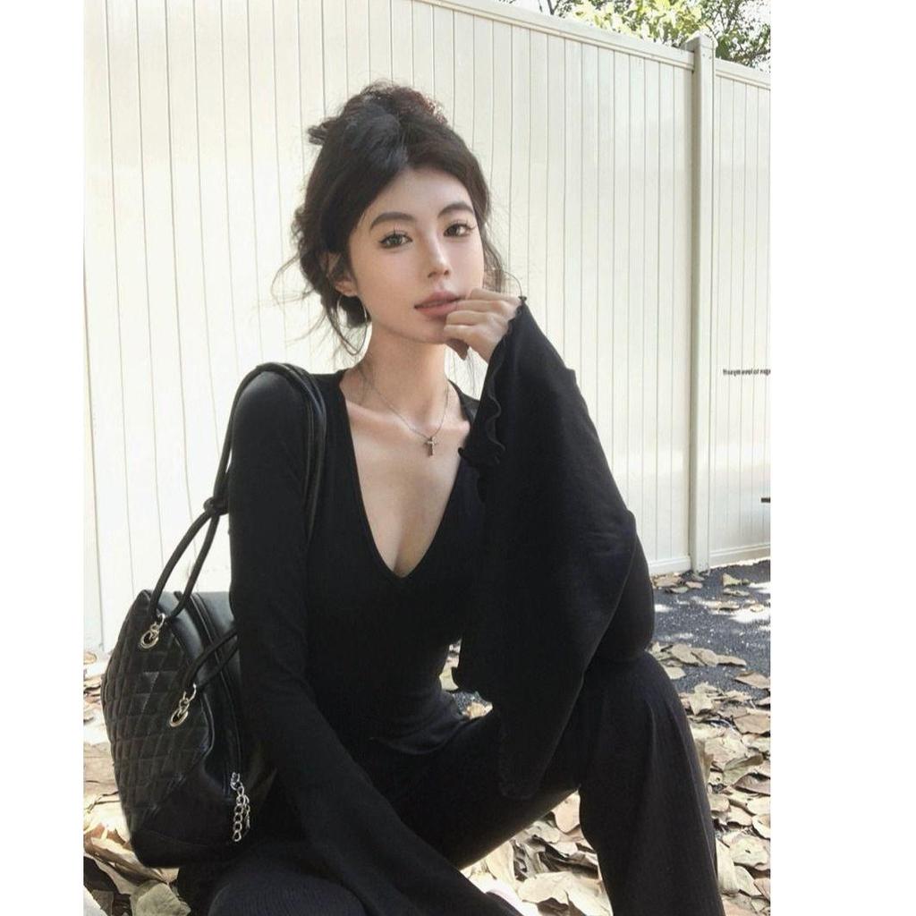 American Retro V-neck Flare Sleeve Spicy Girl T-shirt - Women's Autumn Slimming Black Long Sleeve Top.