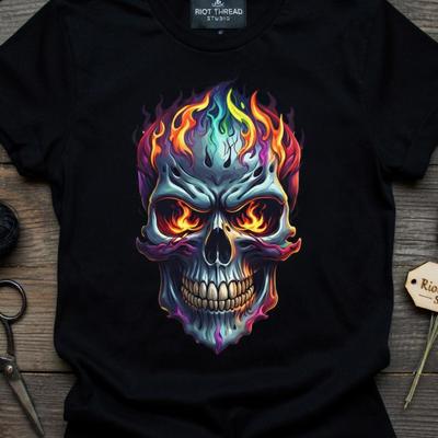 Maglietta Teschio Fiammeggiante, T-shirt Teschio di Fuoco Colorato, Maglietta Grafica Scuro Audace, Top Edgy per Halloween, Manica Corta Unisex Rock Biker
