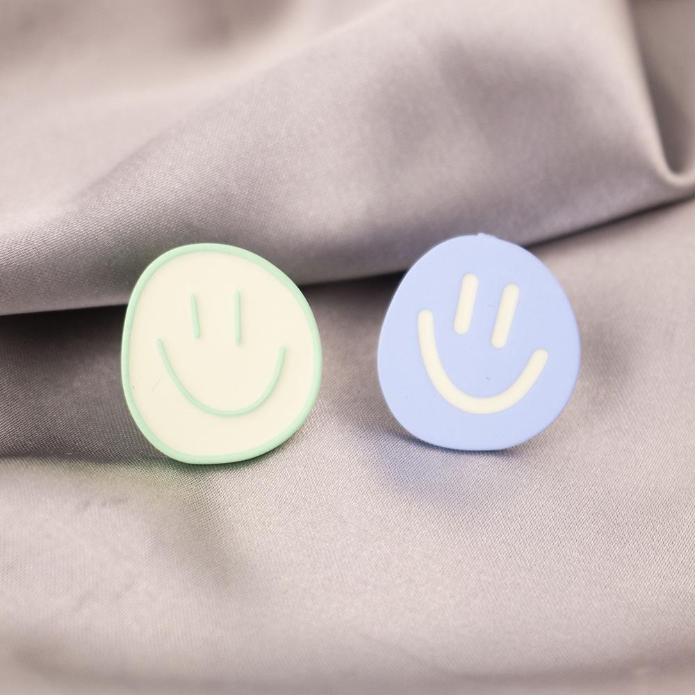 Elegant Clip-On Triangle Earrings for Non-Pierced Ears - Versatile, Light Luxury for Everyday Wear.