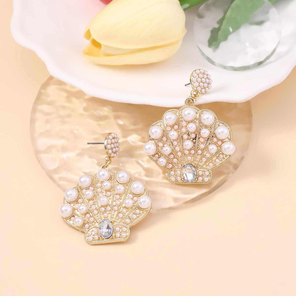 Cute and sweet zirconia-encrusted imitation pearl personality crown earrings Exquisite fashion colored diamond hat белый