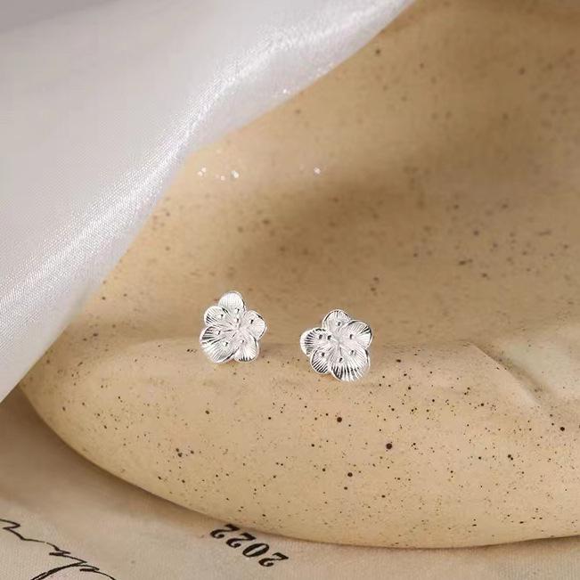 

Серьги-пусеты из стерлингового серебра 990 пробы «Цветы сливы» для женщин - Модные, универсальные и удобные для ношения в течение всего дня Silver S990