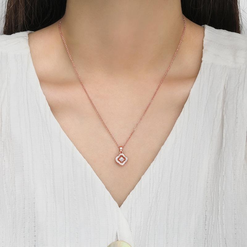 Lucky grass main stone dancing pendant necklace, beating heart Korean version of simple and smart four-leaf clover necklace