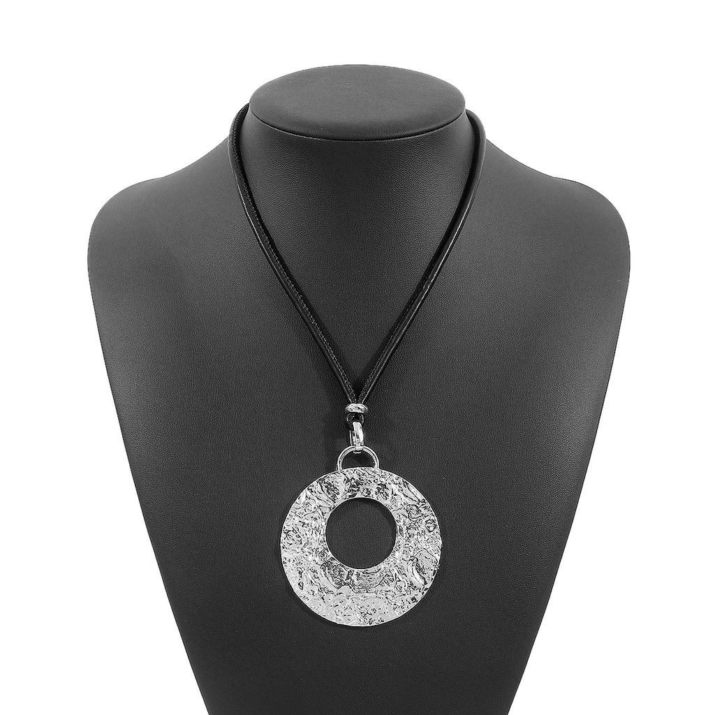 Vintage Persönlichkeit geometrisch Legierung gefaltet rund Anhänger Halskette übertrieben Zug Lederseil Design Schlüsselbein Kette