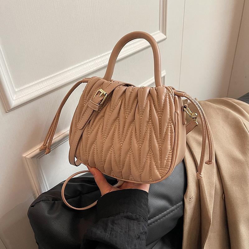 

Сумка женская 2024 осень и зима новый тренд сумка-ведро ромб сложенная женская сумка сумка через плечо сумка через плечо хаки