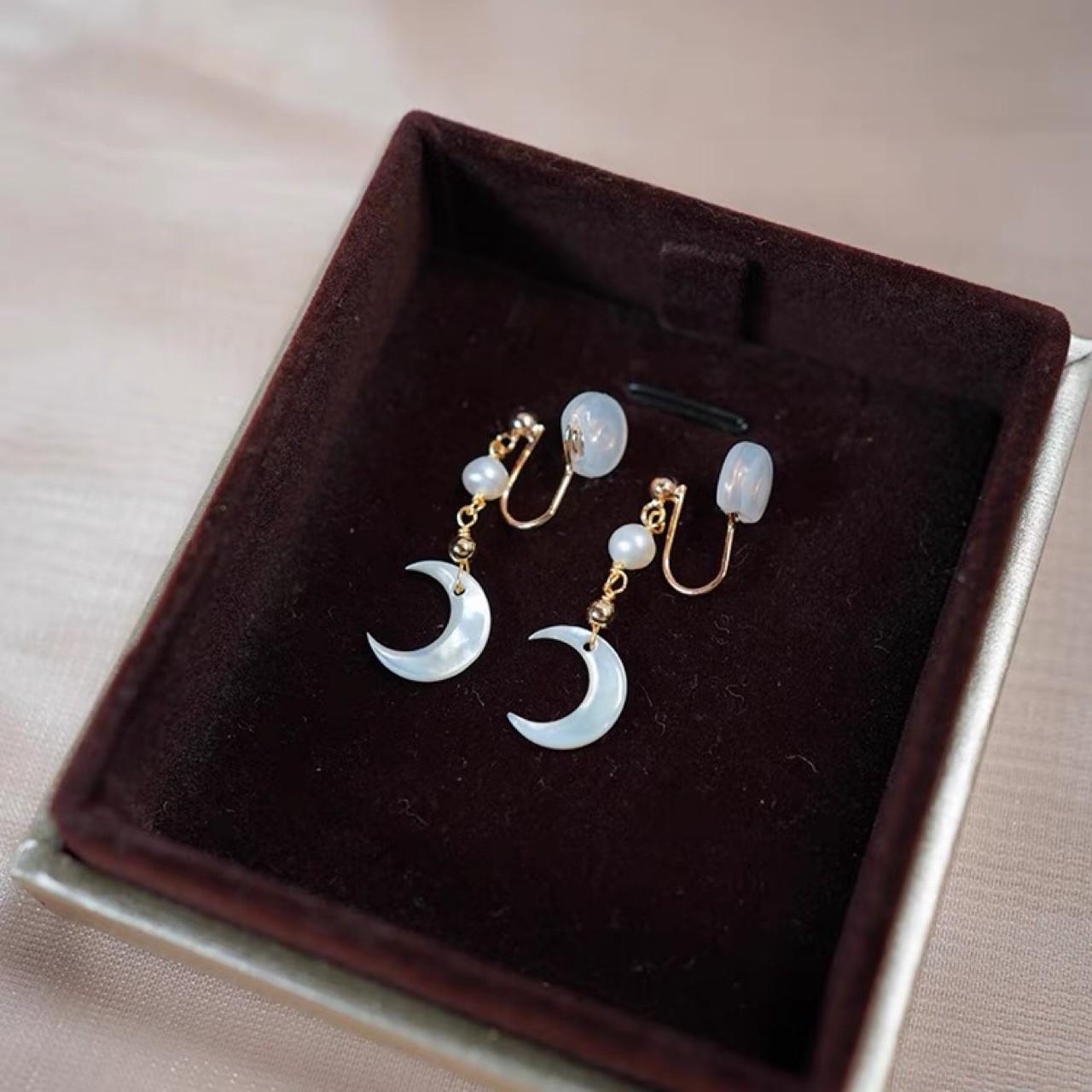 

Natural Shell Moon Freshwater Pearl Ear Clips Lady Simple Ear Clips Japanese and Korean Earrings Tide Crescent Earrings natural white butterfly shell/natural pearl