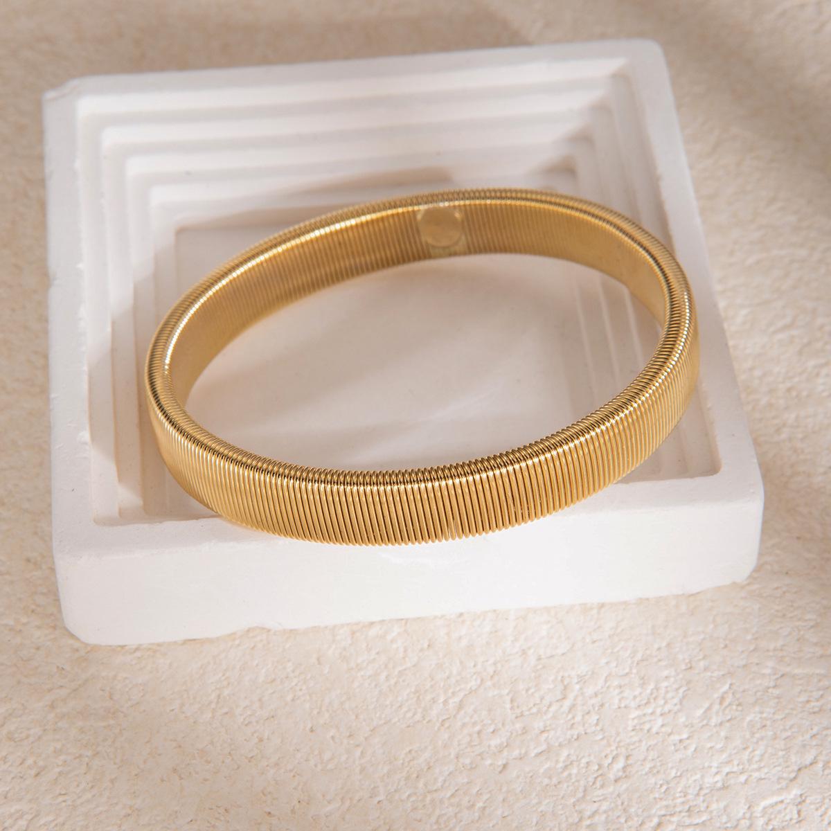 

Европейский и американский высококлассный многослойный браслет-ожерелье из золотой проволоки.