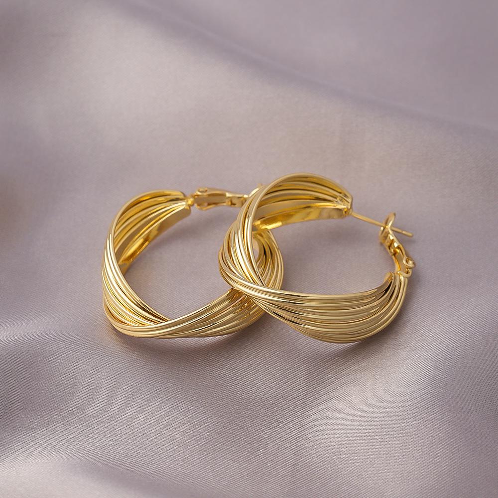 

Преувеличенные серьги-кольца с завитками: Модные женские украшения