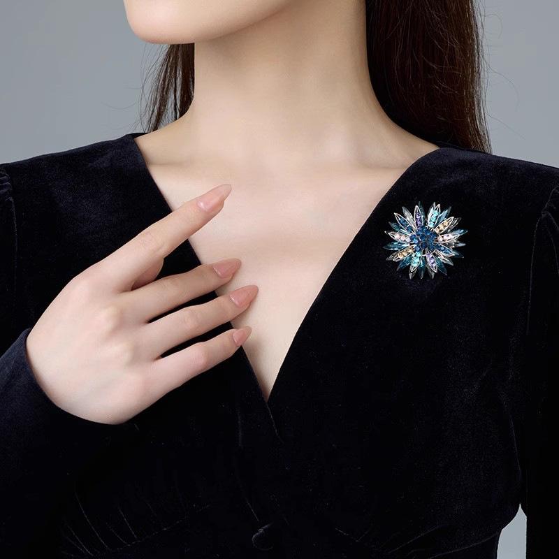 Exquisite Sunflower Brooch High-end Women's Light Luxury Crystal Brooch Pin Clothes and Accessories