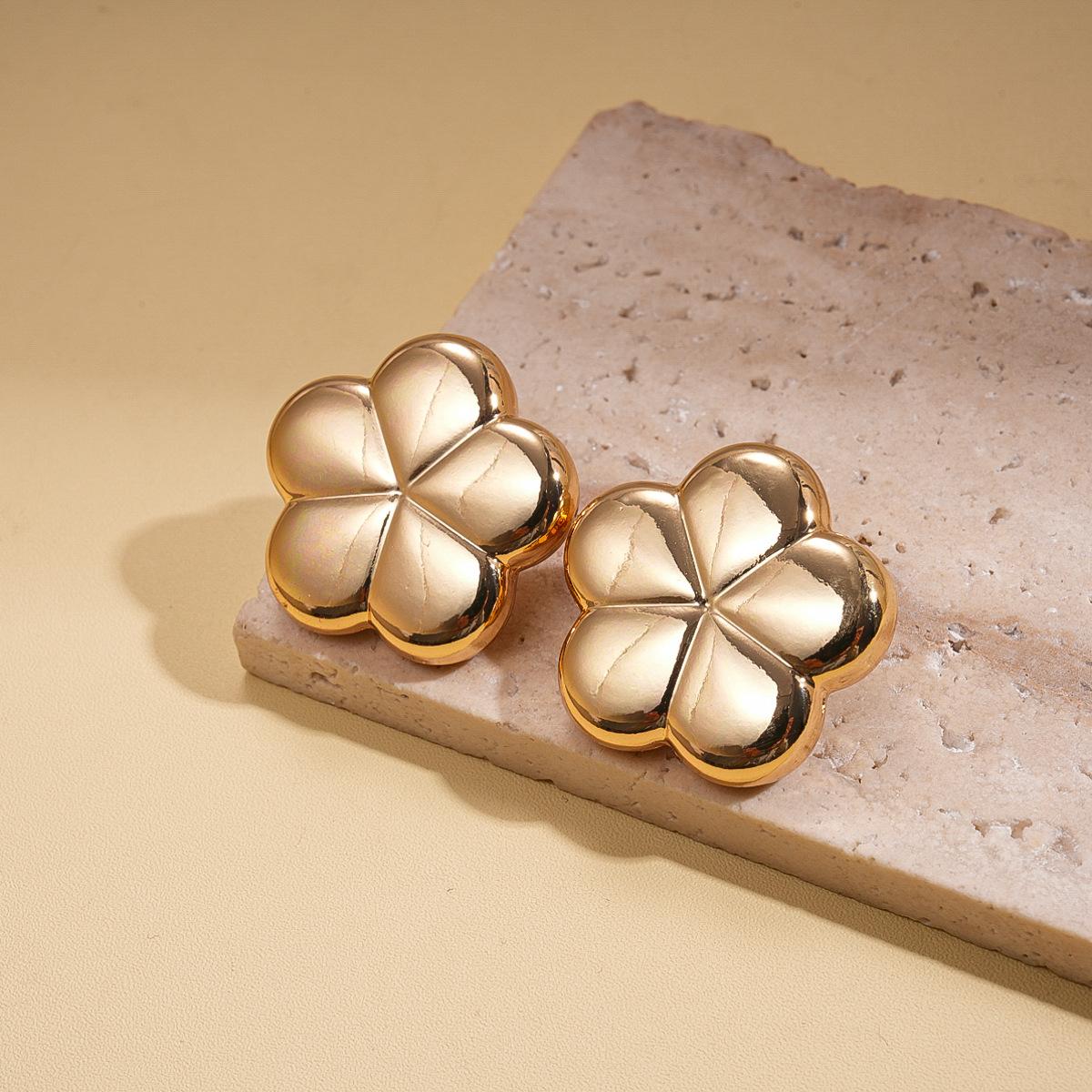 Flower glossy steel needle earrings, simple and environmentally friendly earrings, earrings.