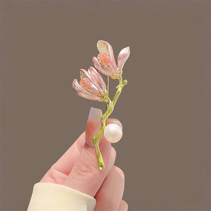 Lyxiga Temperament Liljeblommor Broscher För Kvinnor Flickor Vintage Emaljpins Mångsidiga Glänsande Corsage Kläder Accessoarer Gåvor
