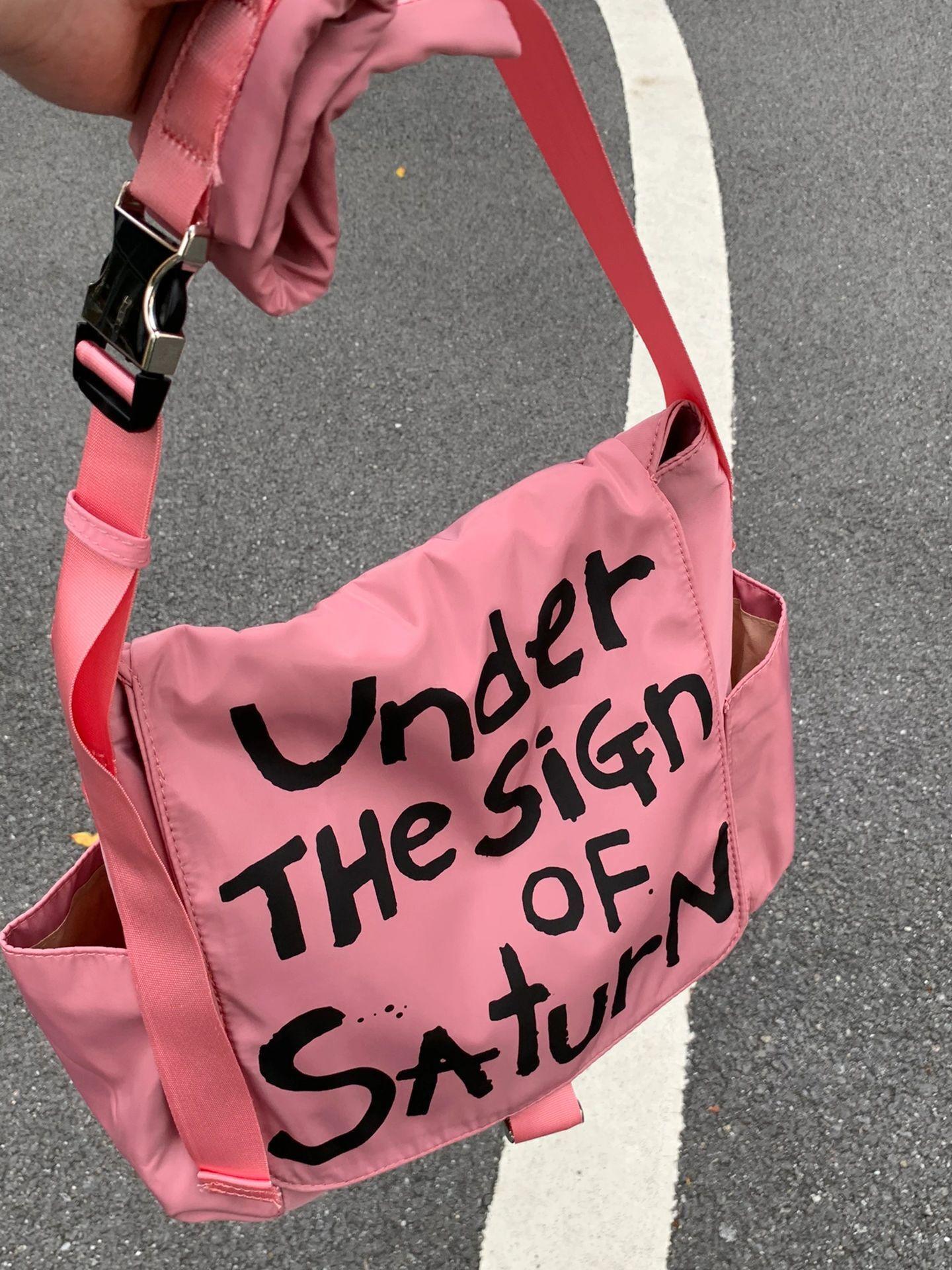 

Large-capacity graffiti autumn and winter new nylon cloth flip messenger bag lazy wind big bag