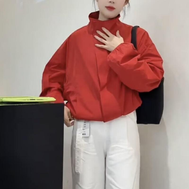 

Женский красный ветрозащитный плащ в корейском стиле: Свободный крой, длинный рукав, воротник-стойка, куртка для защиты от солнца на весну и осень 2025. Medium красный
