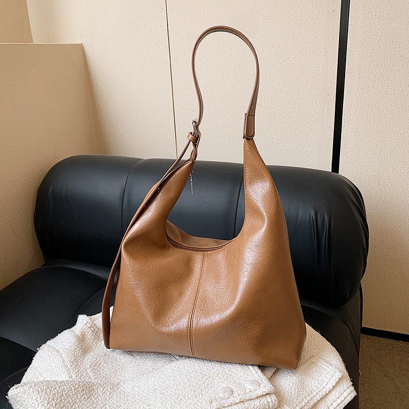 

Женская вместительная осенняя сумка-тоут через плечо на одном плече 2025