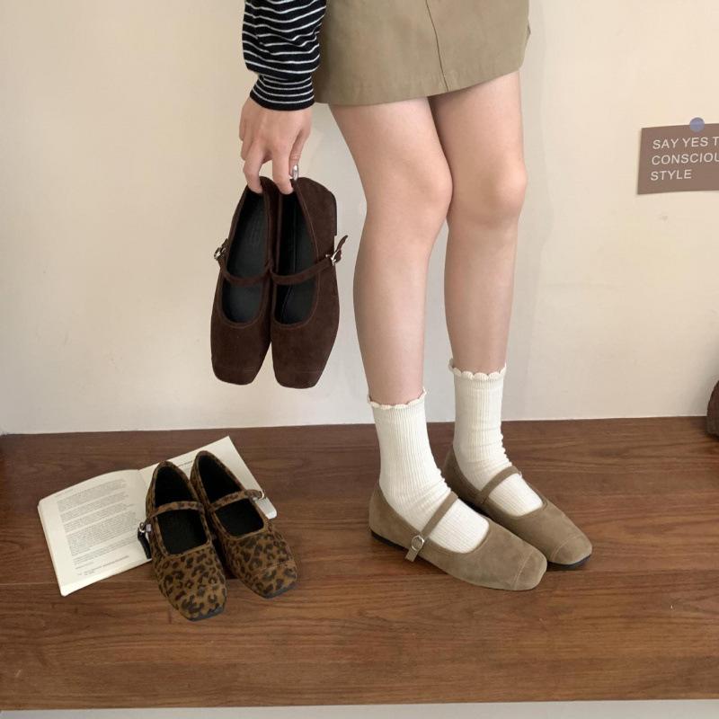 2025 spring and autumn new flat-bottomed French evening breeze retro square head Mary Jane single shoes with soft soles grandma shoes women