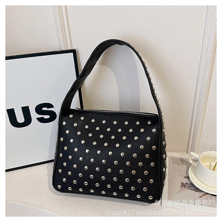 

Retro niche design sense armpit bag 2025 autumn and winter new rivet shoulder bag inlaid small square bag women