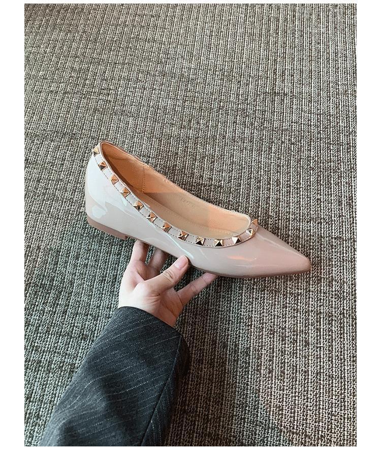 

Новые весенне-осенние туфли-лодочки с заклепками и острым носком, женские туфли на плоской подошве с неглубоким вырезом и внутренней высотой, универсальные для работы и повседневной носки 40 телесный