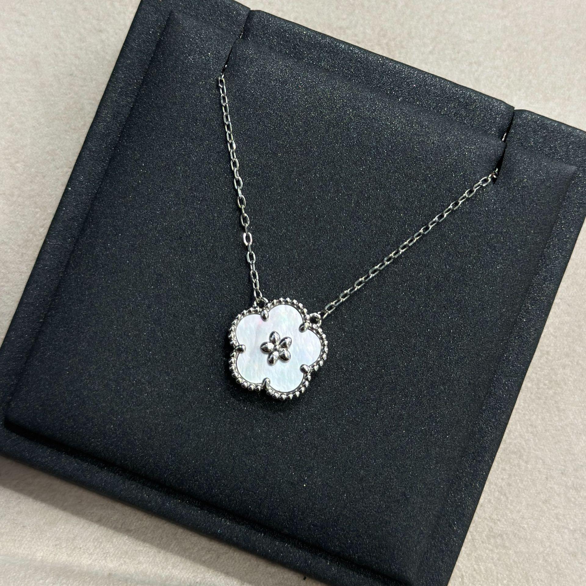 Sterling Silver Plum Blossom White Fritillary Necklace Versatile Delicate Light Luxury Rhombus платиновый