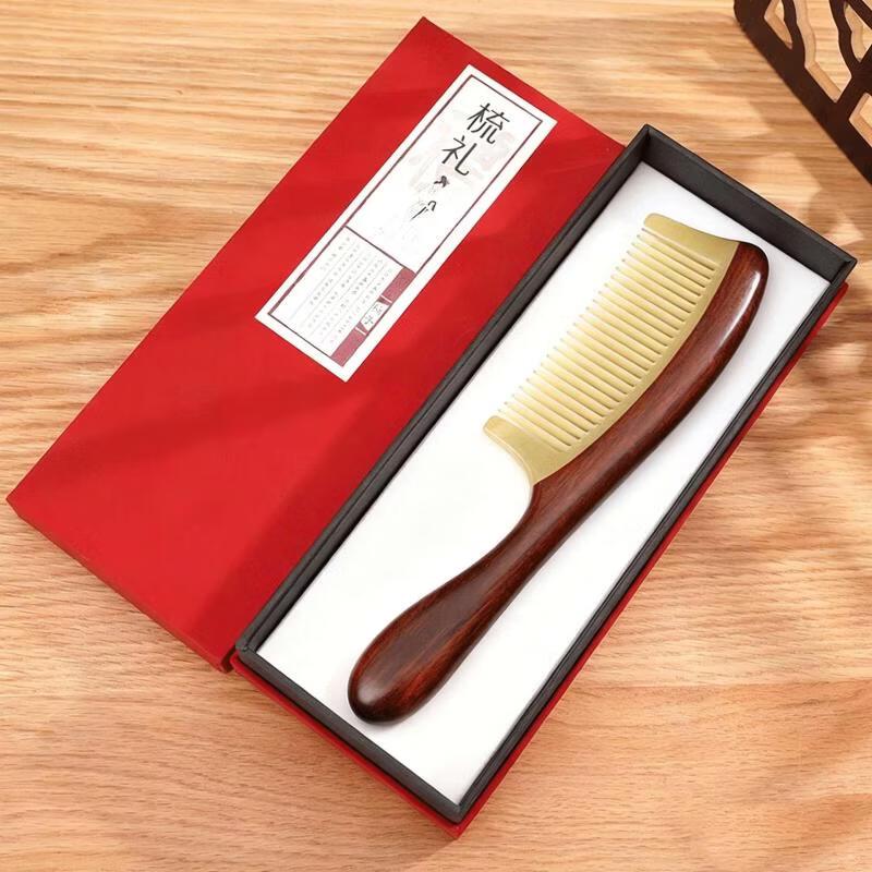 

Подарочный набор: Резная расческа для волос из палисандра