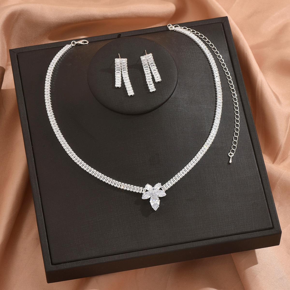 

Bright Zircon Bridal Necklace Earrings Copper Zirconium Set Light Luxury Niche Design Retro Elegant Simple Clavicle Chain Women