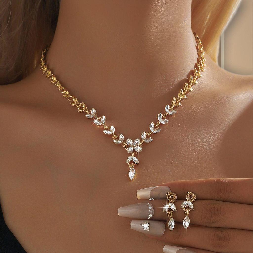 Elegant Clover Jewelry Set: Necklace, Earrings & Bracelet for Women’s Bridal or Evening Wear