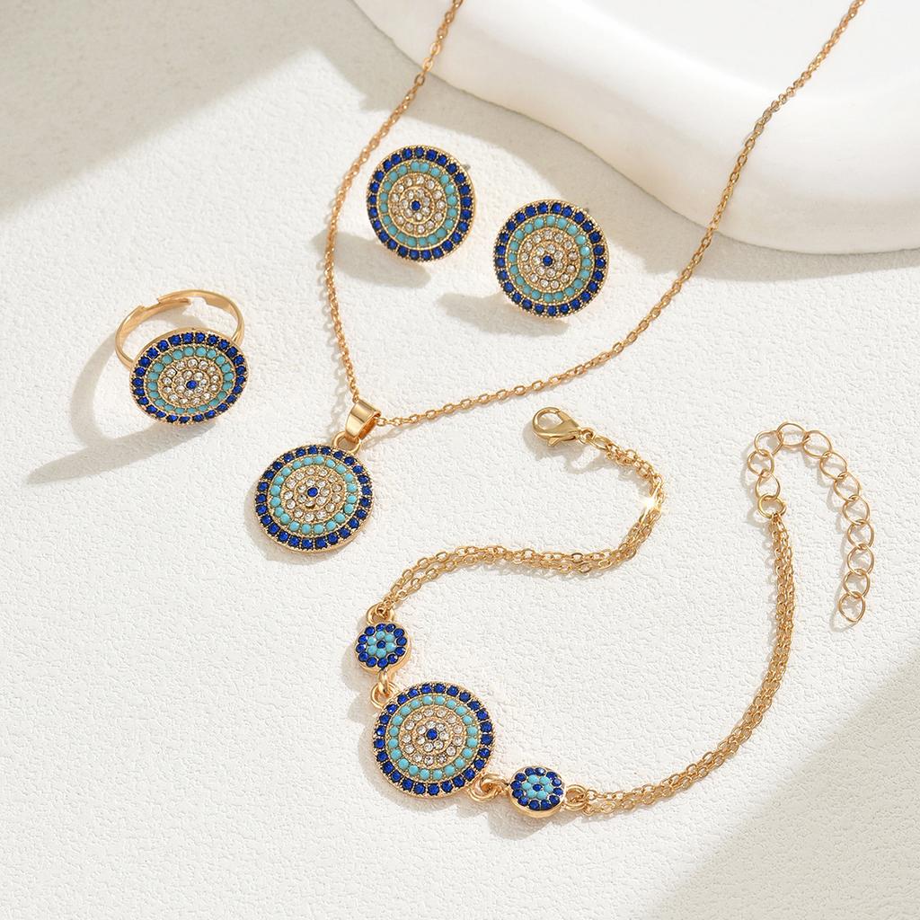 Einige Halsketten, Ringe, Schmucksets, einfache eingelegte Diamanten, runde Armbänder, Ohrstecker und vielseitiger Schmuck.